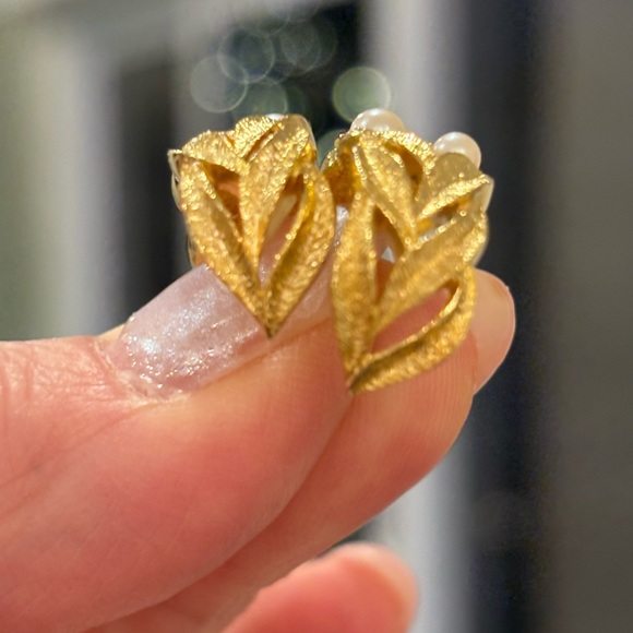 Vintage earrings gold plated Pearl and Leafs. - Picture 10 of 11